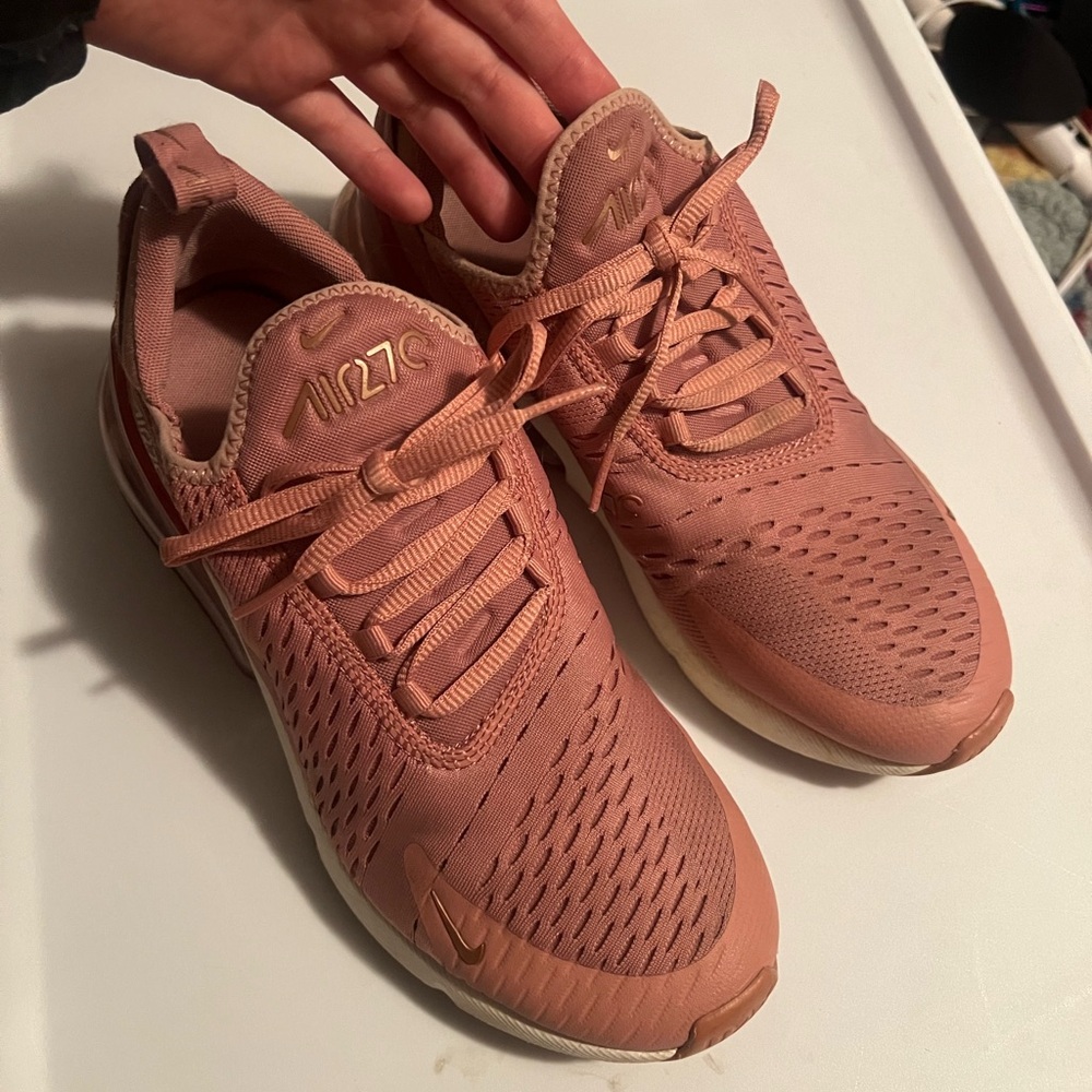 Women’s pink air max 270 size 9.5 good condition!